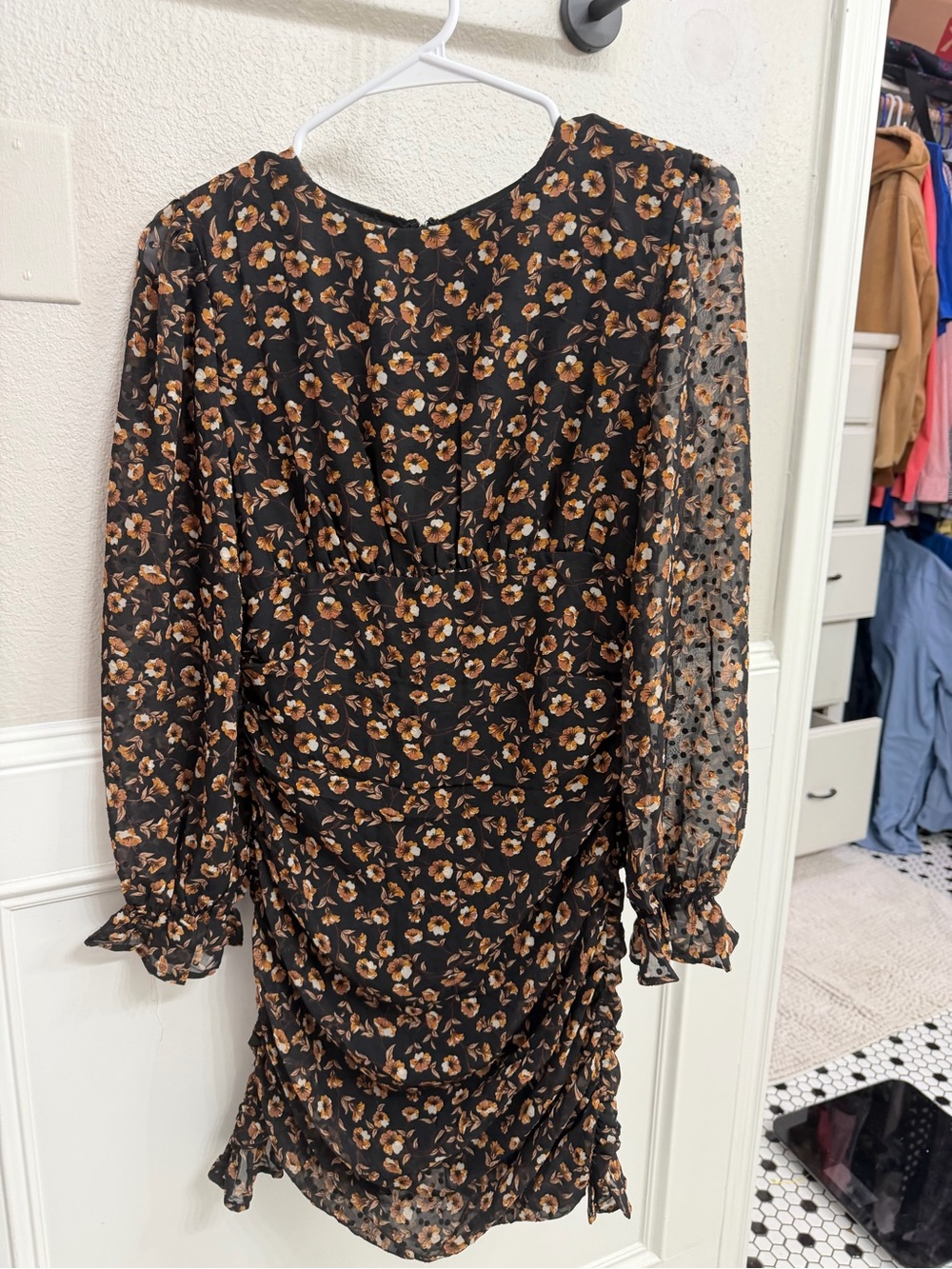 Storia dress size small. Beautiful ruching that flatters any figure NWOT